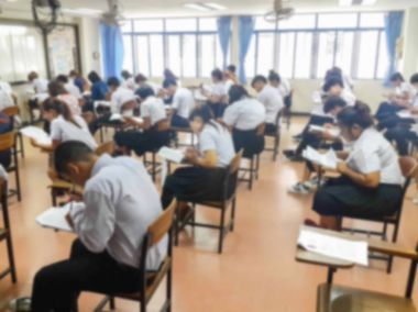 Bulanık öğrenci son test yapıyor.