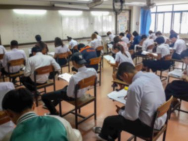 Bulanık öğrenci son test yapıyor.