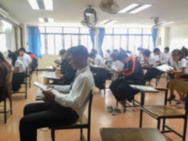 Bulanık öğrenci son test yapıyor.