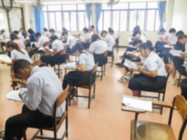 Bulanık öğrenci son test yapıyor.