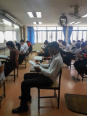 Bulanık öğrenci son test yapıyor.