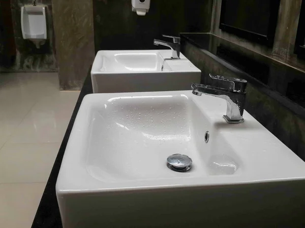 Kereskedelmi fürdőszoba-a mosás a kezek — Stock Fotó