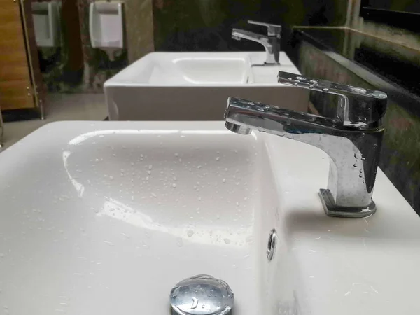 Kereskedelmi fürdőszoba-a mosás a kezek — Stock Fotó