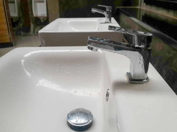 Banheiro comercial para lavar as mãos — Fotografia de Stock