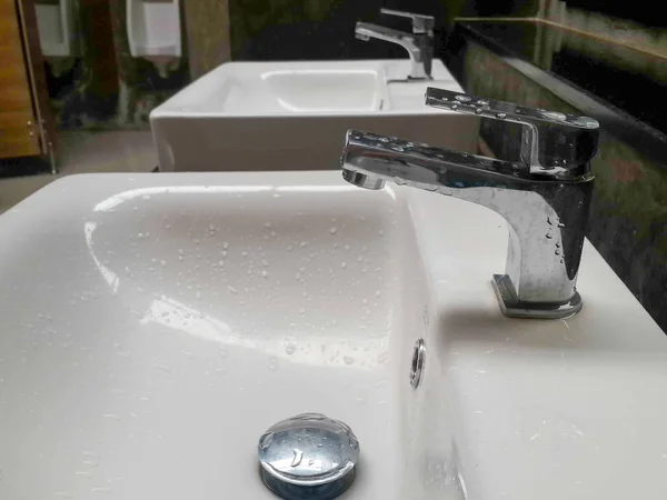 El yıkama için ticari banyo