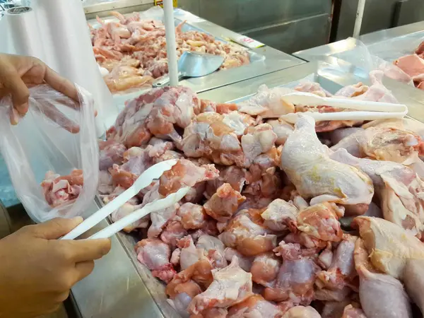 Mão mulher compras para carne de frango — Fotografia de Stock