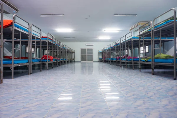 bir satır asker ranza yatak.