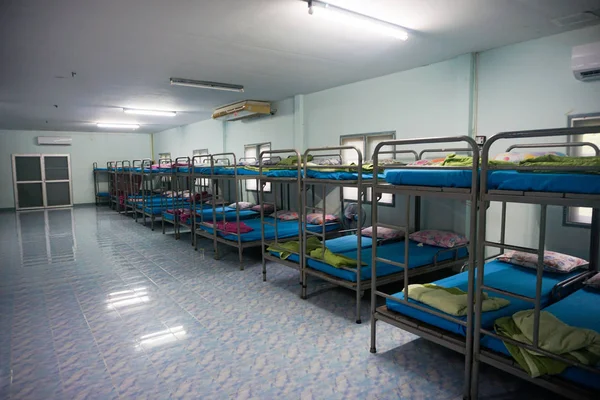 bir satır asker ranza yatak.