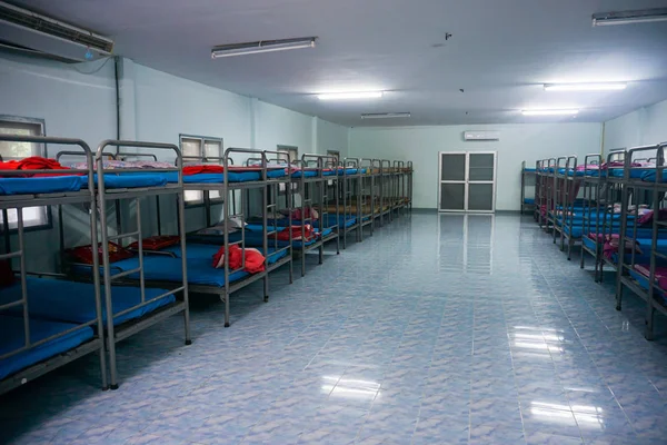 bir satır asker ranza yatak.