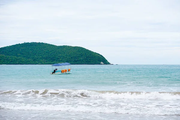 Sand beach with blue ocean — Stock Photo, Image