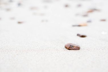 Ön plan kayaların üzerinde seçici odak.