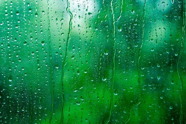 玻璃上的雨滴。背景 — 图库照片