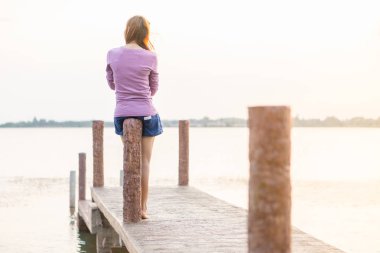 genç kız bir ahşap köprü