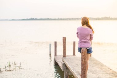 genç kız bir ahşap köprü