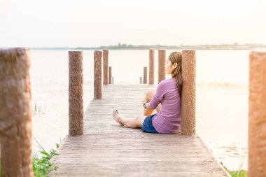 genç kız bir ahşap köprü