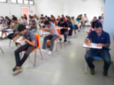 Öğrenciler sınıfta sınav yapıyor cevap yazma bulanıklık