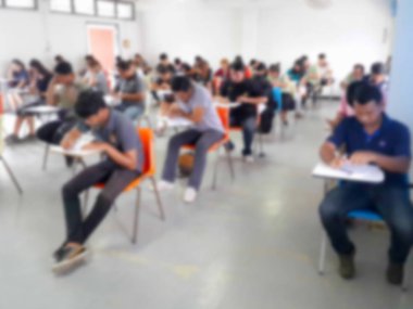 Öğrenciler sınıfta sınav yapıyor cevap yazma bulanıklık