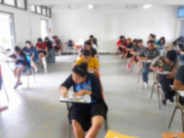 Öğrenciler sınıfta sınav yapıyor cevap yazma bulanıklık