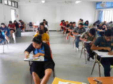 Öğrenciler sınıfta sınav yapıyor cevap yazma bulanıklık