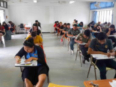 Öğrenciler sınıfta sınav yapıyor cevap yazma bulanıklık