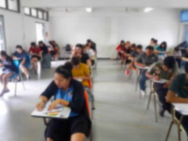 Öğrenciler sınıfta sınav yapıyor cevap yazma bulanıklık