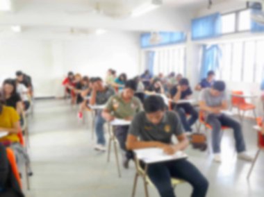 Öğrenciler sınıfta sınav yapıyor cevap yazma bulanıklık