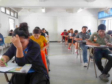 Öğrenciler sınıfta sınav yapıyor cevap yazma bulanıklık