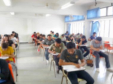 Öğrenciler sınıfta sınav yapıyor cevap yazma bulanıklık