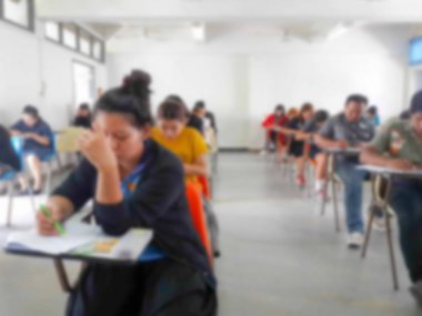 Öğrenciler sınıfta sınav yapıyor cevap yazma bulanıklık