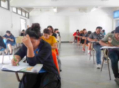 Öğrenciler sınıfta sınav yapıyor cevap yazma bulanıklık