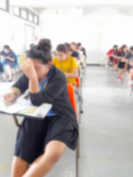 Estudiantes confusos escribiendo respuesta haciendo examen en el aula —  Fotos de Stock