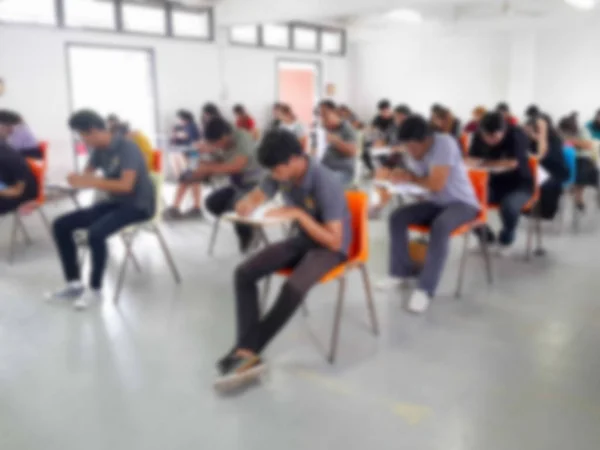 Öğrenciler sınıfta sınav yapıyor cevap yazma bulanıklık