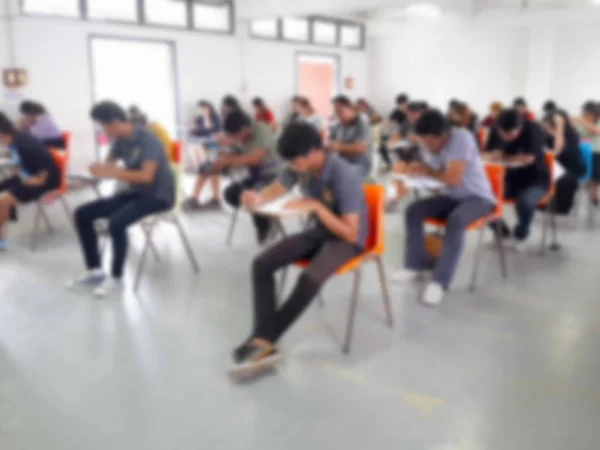 Unschärfe Studenten schreiben Antwort tun Prüfung im Klassenzimmer — Stockfoto