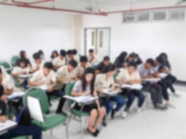 İnsanlar ders sınıfta bulanıklık