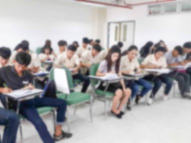 İnsanlar ders sınıfta bulanıklık