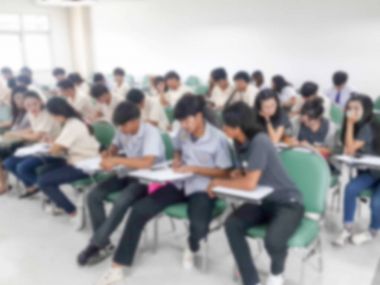 İnsanlar ders sınıfta bulanıklık