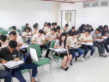 İnsanlar ders sınıfta bulanıklık