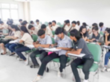 İnsanlar ders sınıfta bulanıklık