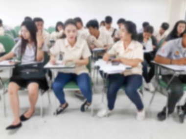 İnsanlar ders sınıfta bulanıklık