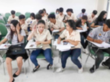 İnsanlar ders sınıfta bulanıklık