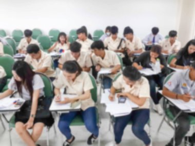 İnsanlar ders sınıfta bulanıklık