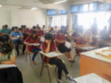 Cevap yazma okul veya üniversite öğrencileri bulanıklık