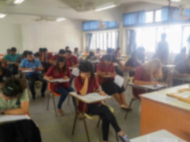 Cevap yazma okul veya üniversite öğrencileri bulanıklık