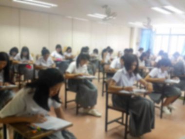 Arka plan üniversite öğrencilerinin sınav yaparak cevap yazma bulanıklık