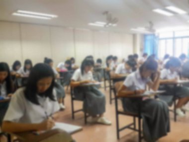 Arka plan üniversite öğrencilerinin sınav yaparak cevap yazma bulanıklık