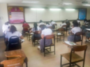 Arka plan üniversite öğrencilerinin sınav yaparak cevap yazma bulanıklık