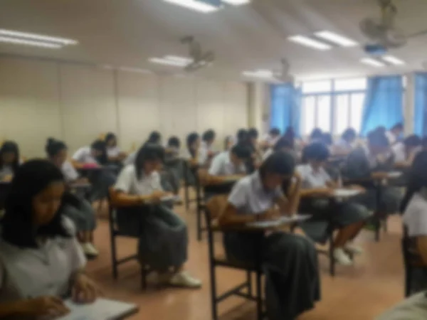 Blur fondo estudiantes universitarios escribiendo respuesta haciendo examen en —  Fotos de Stock