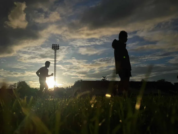 Silhouet uitgevoerd op weg bij zonsopgang. — Stockfoto