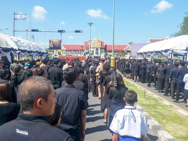 Buriram, TAILÂNDIA - 26 de outubro de 2017: Os enlutados colocam flores como um — Fotografia de Stock