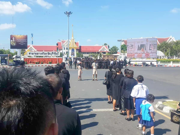 Buriram, TAILÂNDIA - 26 de outubro de 2017: Os enlutados colocam flores como um — Fotografia de Stock